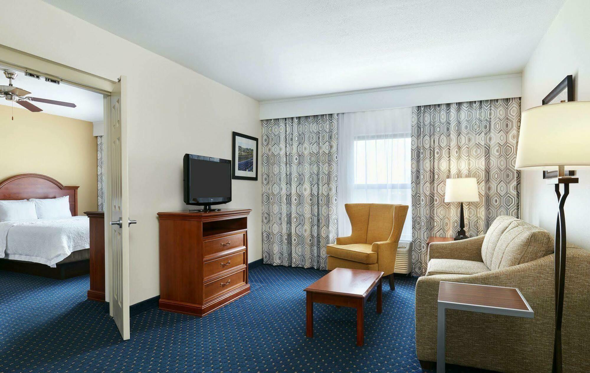 Hampton Inn & Suites Concord-Charlotte Exterior photo