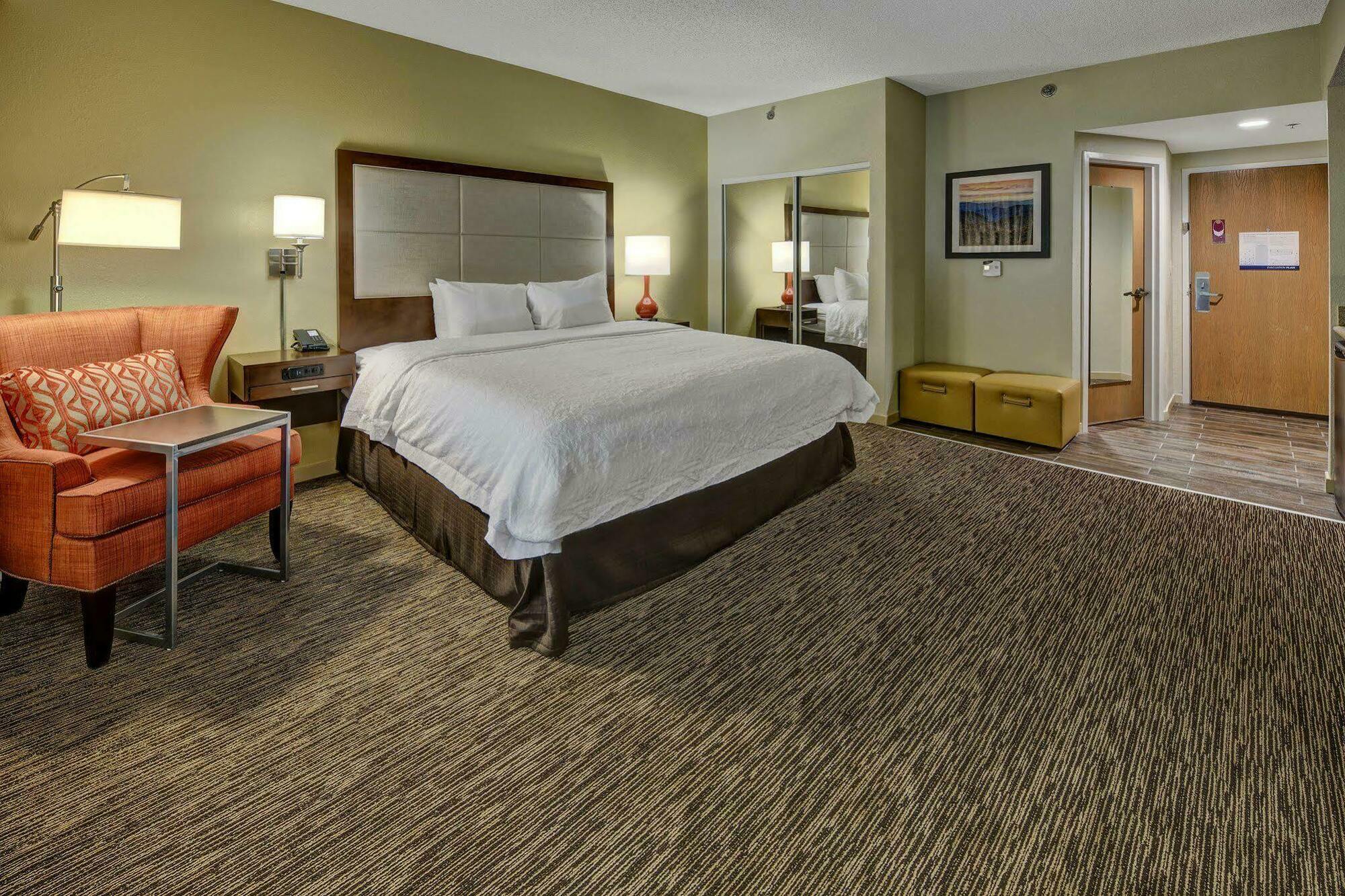 Hampton Inn & Suites Concord-Charlotte Exterior photo