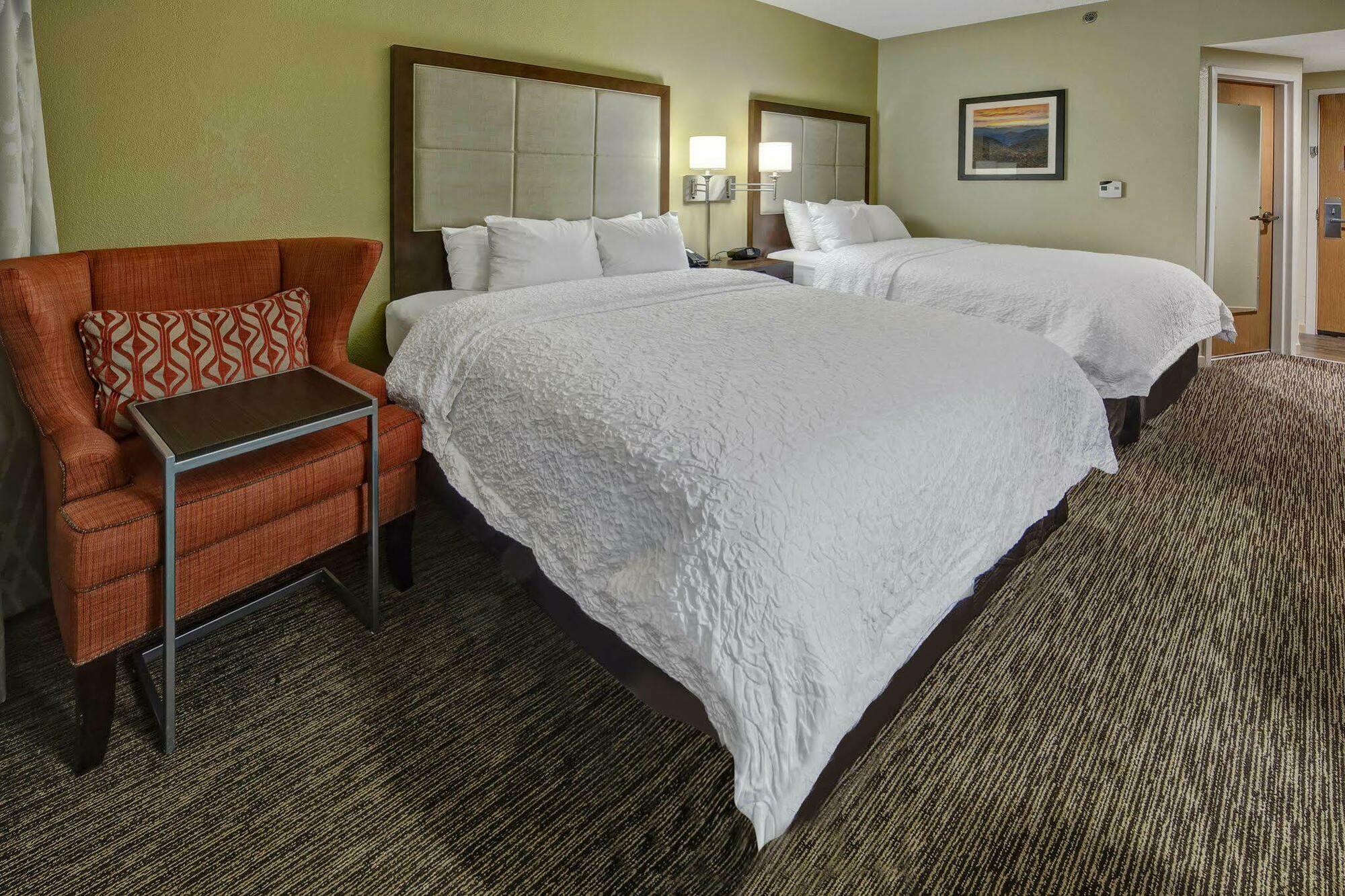 Hampton Inn & Suites Concord-Charlotte Exterior photo